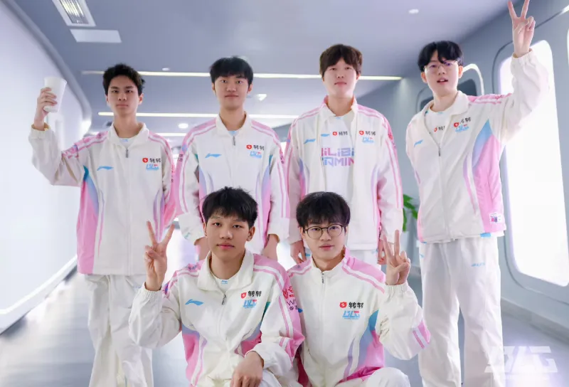 开云体育-中国官网登录入口-战胜JDG后，BLG分享赛场合照：锋芒所向