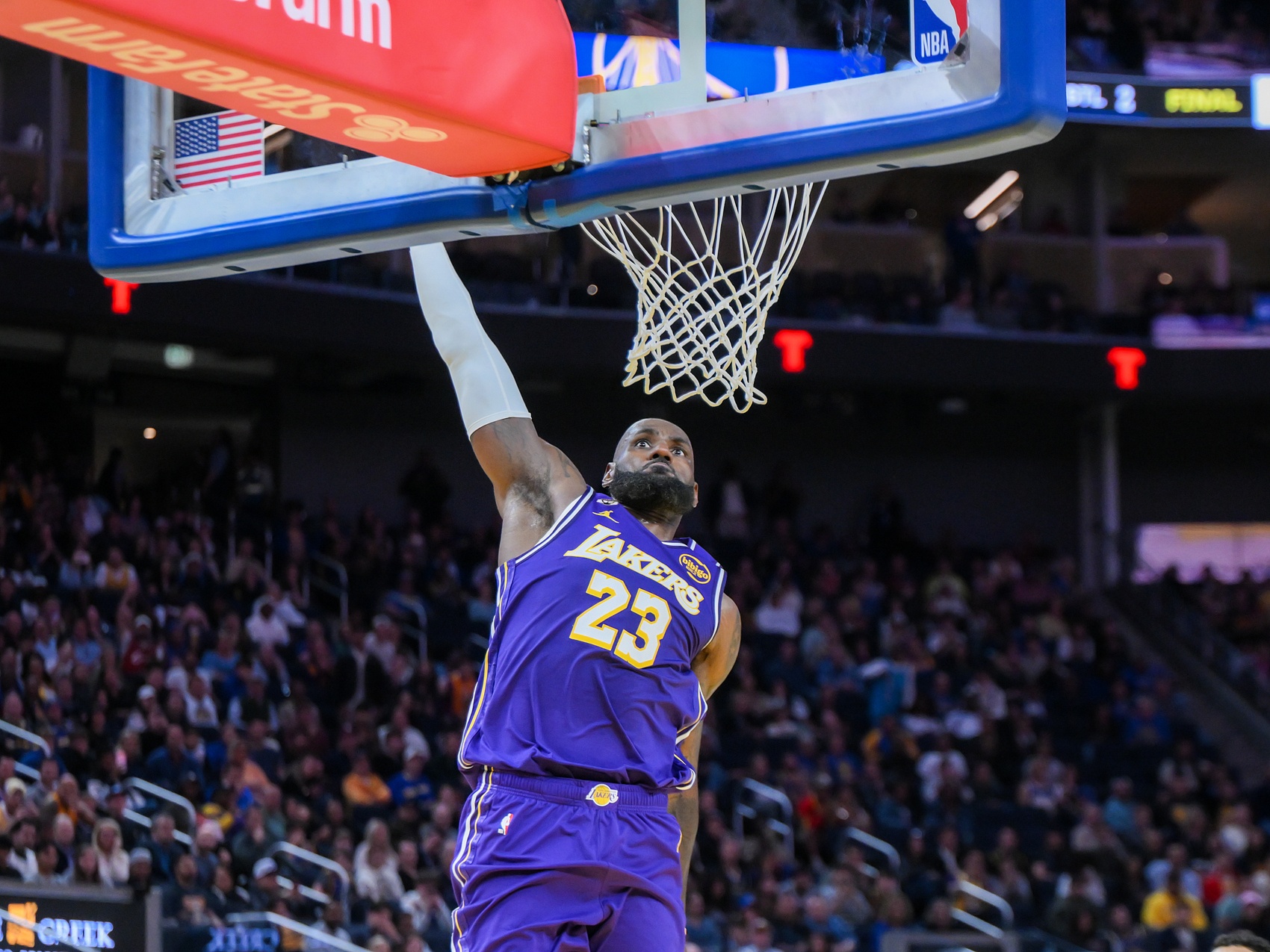 开云体育-中国官网登录入口-生涯场均20+5+5赛季次数：詹姆斯23次断档领先 第二名仅10次